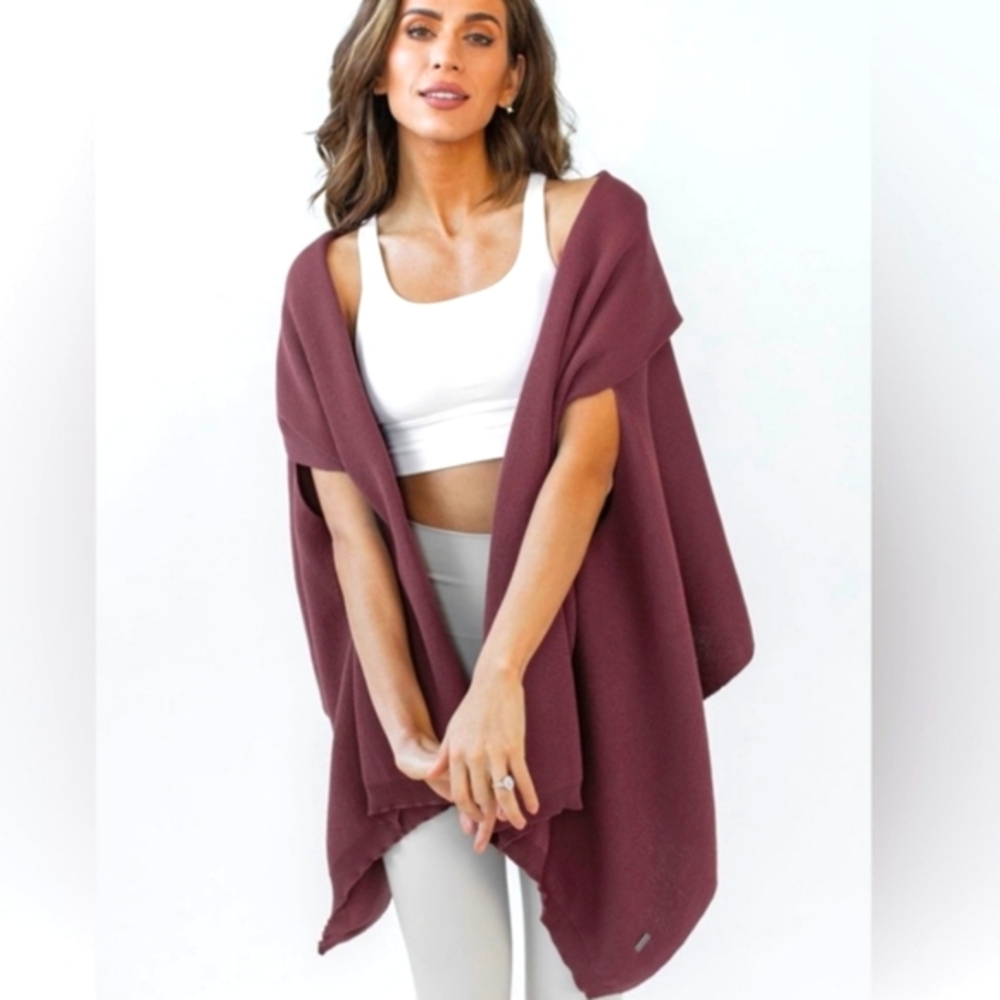 Savvi Amber Sweater Wrap Kimono In Burgundy